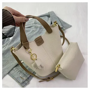 Detailansicht von Set aus Beuteltasche und Beutel mit Litschi-Struktur und Elefantenanhänger