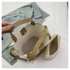 Nahaufnahme von Bucket Bag Set mit Innentasche, Ledertextur und goldenen Beschlägen