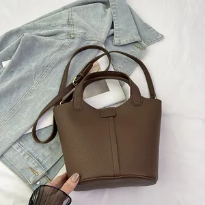 Braune Beuteltasche aus Leder mit Litschi-Maserung, Griffen und verstellbarem Riemen