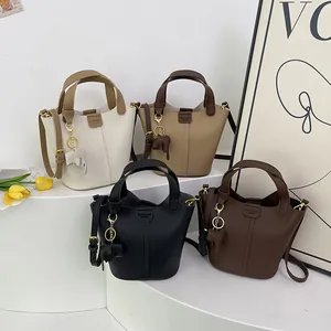 Schicke Beuteltaschen in vier Farben mit Elefanten-Anhängern und goldener Hardware