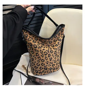 Détail du sac seau vintage léopard avec finitions en cuir noir et fermeture à glissière