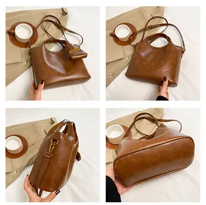 Viste dettagliate di una borsa a secchiello vintage marrone in ecopelle con tracolla