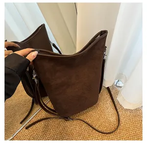 Gros plan du sac seau marron foncé à motif léopard avec bandoulière en cuir lisse