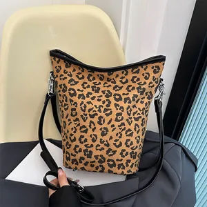 Sac Seau Imprimé Léopard Rétro pour Femmes Mode Cuir PU Grande Capacité Sac à Bandoulière Avec Matériel Argent