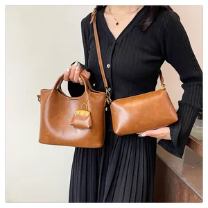 Set di tre borse marroni vintage composto da borsa a secchiello e pochette abbinate