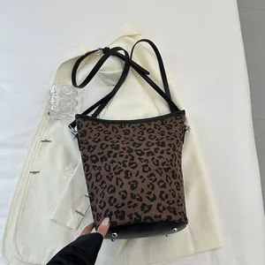 Sac seau tendance à imprimé léopard avec base en cuir noir et bandoulière réglable