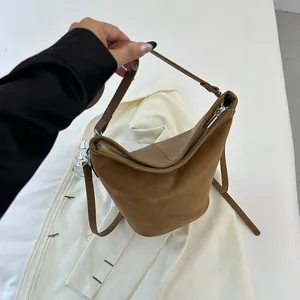 Sac seau vintage en daim marron pour femme avec grande capacité et style élégant