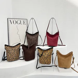 Collection de sacs fourre-tout en daim avec imprimé léopard et bandoulières réglables
