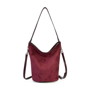 Sac seau vintage bordeaux en daim avec fine bandoulière en cuir et boucles en métal