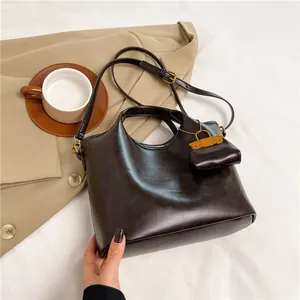 Borsa a secchiello retrò in pelle PU marrone scuro con tracolla e mini ciondolo borsa