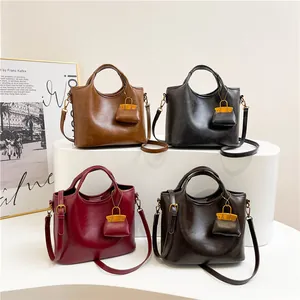 Borse tote retrò in ecopelle in quattro colori con mini ciondoli e tracolla regolabile