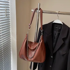 Braune Leder-Kettentasche mit vertikalen Nähten für die Herbst-Winter-Modetrends