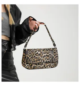 Detailansicht der Schultertasche mit Leopardenmuster, PU-Leder und Klappenverschluss