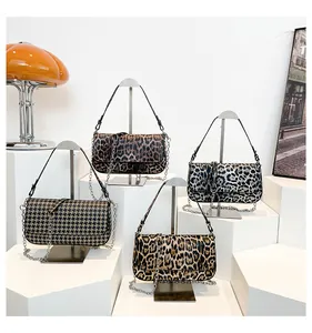 Kollektion von vier schicken Baguette-Taschen mit Leopardenmuster und Hahnentritt-Kettenriemen