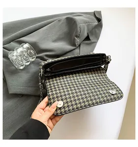 Detail der Hahnentritt-Tasche mit Reißverschlussfach und magnetischem Druckknopfverschluss