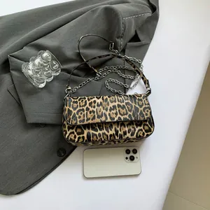 Modische Schultertasche mit Leopardenmuster, silberner Kette und rechteckiger Klappe
