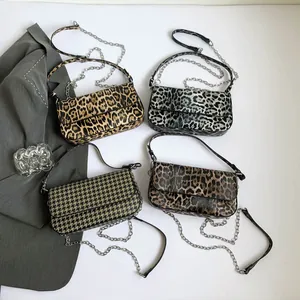 Schicke Umhängetaschen mit Leopardenmuster und Hahnentrittmuster sowie eleganten Ketten