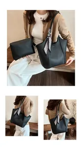 Detail der schwarzen Tote-Bag aus genarbtem Leder mit Seidentuch und Innentasche