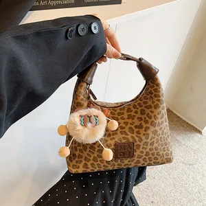 Sac Hobo Vintage Imprimé Léopard pour Femmes Sac à Bandoulière Tendance en Cuir PU avec Charme en Peluche