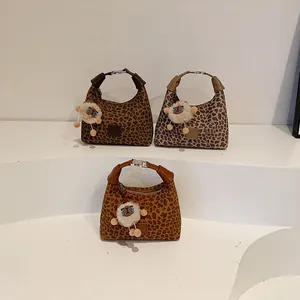 Lot de sacs à main léopard en marron, gris et kaki avec un porte-clé en peluche