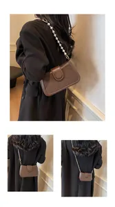 Présentation de sacs portés épaule marron en plusieurs tailles avec des bandoulières en perles