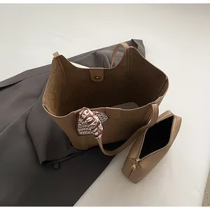 Detailansicht der großen khakifarbenen Tragetasche mit passender kleiner Tasche