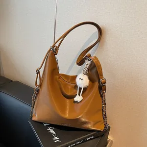 Sac à Épaule en Cuir PU Mode Femme Grande Capacité Couleur Unie Sac Hobo Avec Décoration de Chaîne et Pendentif en Peluche