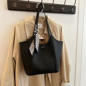 Große schwarze Tote-Tasche aus Leder mit Lychee-Struktur und dekorativem Seidenschal