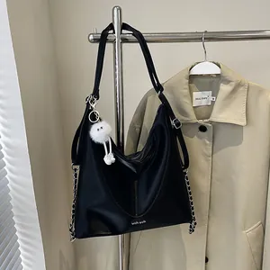 Sac à bandoulière chic en cuir PU noir avec chaîne en métal et accessoire de boule peluche
