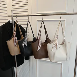 Minimalistische Leder-Tote-Bags in vier neutralen Farben mit Seidenschals und schmalen Riemen
