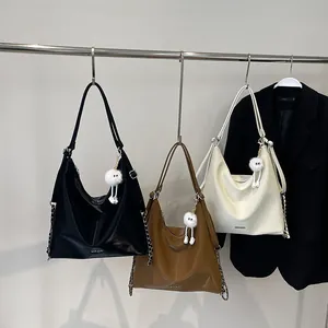 Trois cabas en cuir PU premium noir, marron et crème avec bandoulières chaîne