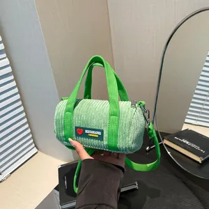 Borsa a cilindro in velluto a coste verde con tracolla in nastro e logo moda