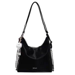 Sac fourre-tout élégant en similicuir noir avec chaîne argentée et pendentif peluche