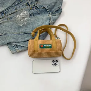 Elegante borsa a cilindro in velluto a coste giallo senape con tracolla regolabile
