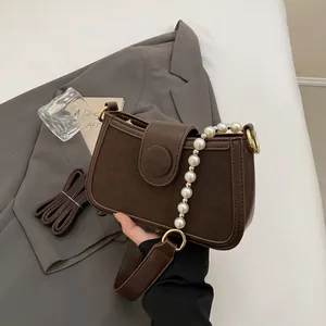 Petit sac porté épaule marron foncé avec chaîne de perles et boucle au design rétro chic