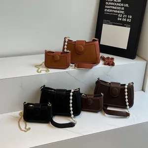 Sacs d'épaule tendance pour femmes avec chaînes en perles et bandoulières variées.