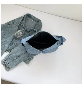 Vue détaillée de l'intérieur du sac en nylon bleu clair avec plusieurs compartiments