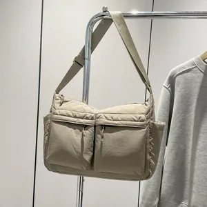 Sac bandoulière polyvalent en nylon beige avec plusieurs poches et bandoulière réglable