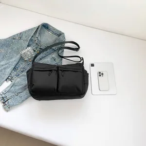 Sac à bandoulière en nylon matelassé avec deux poches zippées sur le devant