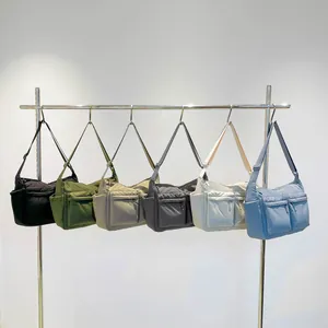 Grands sacs bandoulière en nylon de six couleurs suspendus à un support en métal