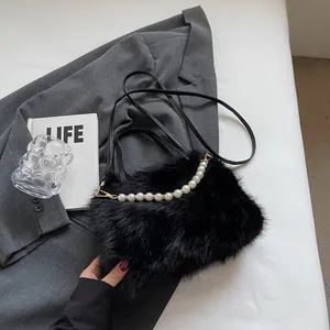 Flauschige schwarze Plüsch-Quadrat-Tasche mit Perlenkette und Umhängeriemen