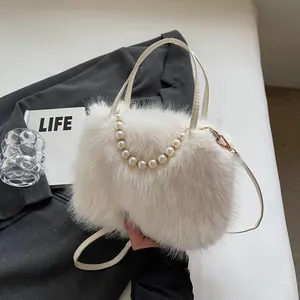 Schicke weiße Kunstpelz-Handtasche mit elegantem Perlengriff und Goldbeschlägen