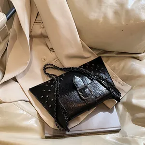 Schwarze Retro-Umhängetasche aus Leder mit Nieten und Metallkette im schicken Urban-Stil