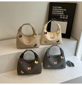 Selezione di borse hobo in tela colorata con applicazioni a farfalla in quattro toni