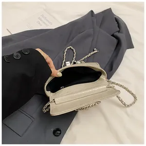 Dettaglio della borsa a tracolla bianco crema con fodera interna e tasca con zip