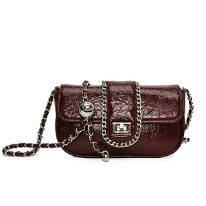 Borsa a tracolla vintage bordeaux in pelle stropicciata lucida con catena in metallo