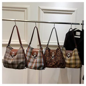 Details von vier Retro-Schultertaschen mit Karomuster, Leopard-Print und Metallschnallen