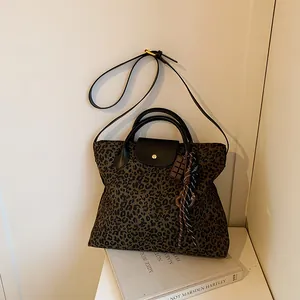 Große Shopper Tasche mit Leopardenmuster, schwarzen Lederriemen und Anhänger