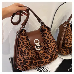 Detail der Totebag mit Leopardenmuster, braunem Lederbesatz und weißer Spitzenschnalle