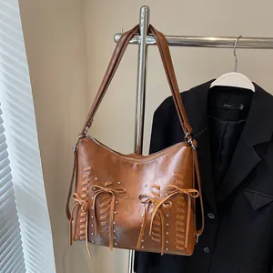 Borsa a spalla marrone retrò in ecopelle con fiocco e borchie argentate